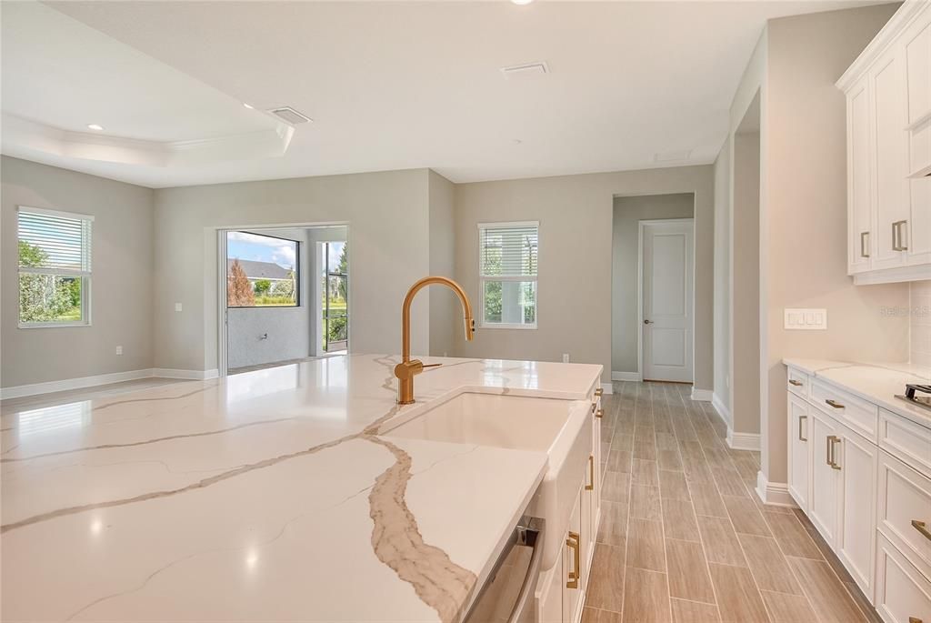 Под контрактом: $707,990 (3 спален, 2 ванн, 2328 Квадратных фут)