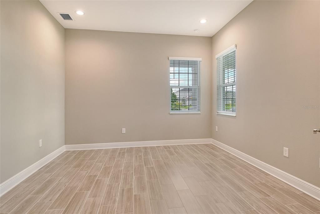 Под контрактом: $707,990 (3 спален, 2 ванн, 2328 Квадратных фут)