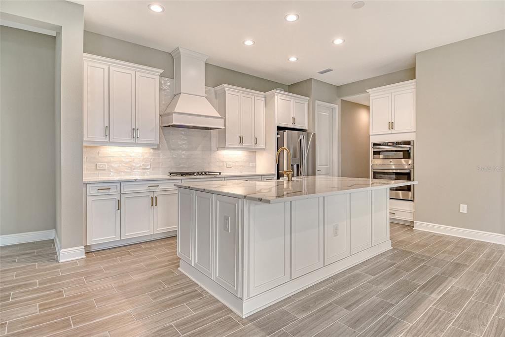 Под контрактом: $707,990 (3 спален, 2 ванн, 2328 Квадратных фут)