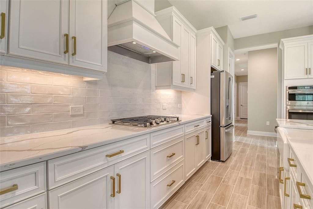 Под контрактом: $707,990 (3 спален, 2 ванн, 2328 Квадратных фут)