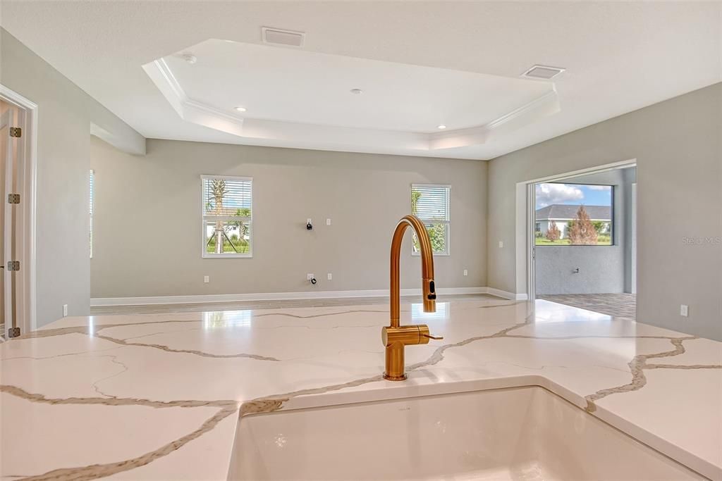 Под контрактом: $707,990 (3 спален, 2 ванн, 2328 Квадратных фут)