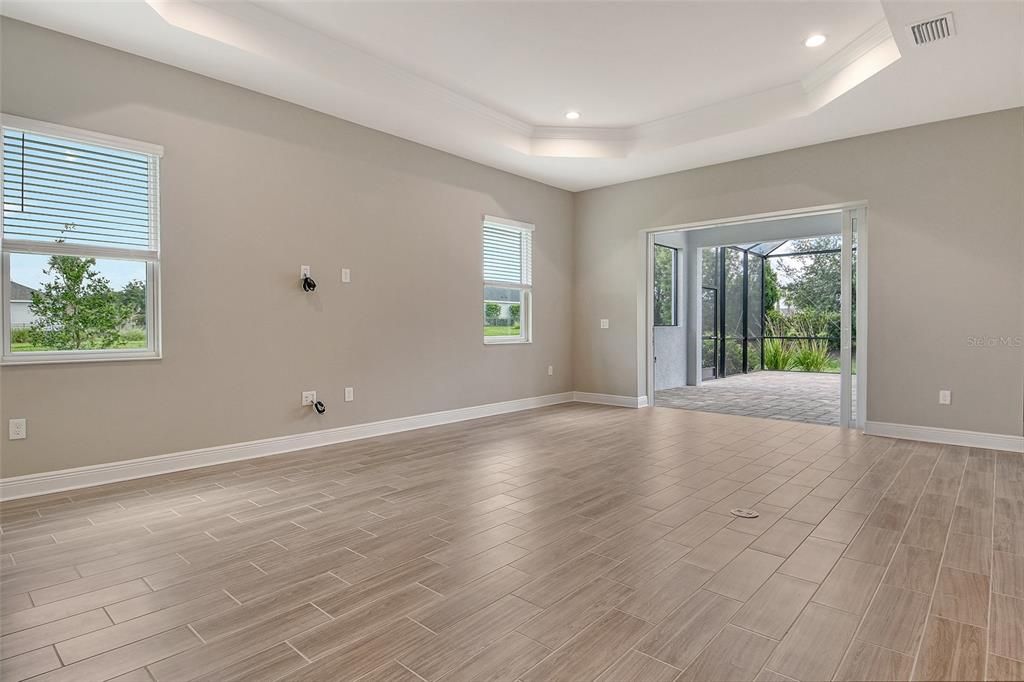 Под контрактом: $707,990 (3 спален, 2 ванн, 2328 Квадратных фут)