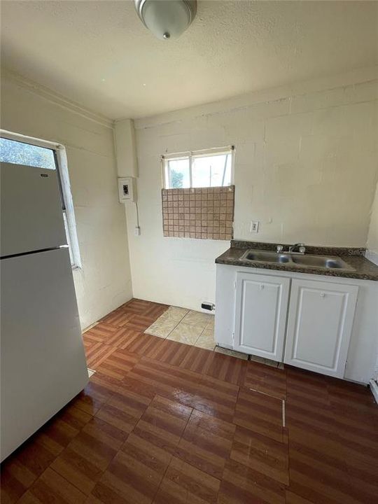 出租: $600 (1 贝兹, 1 浴室, 425 平方英尺)