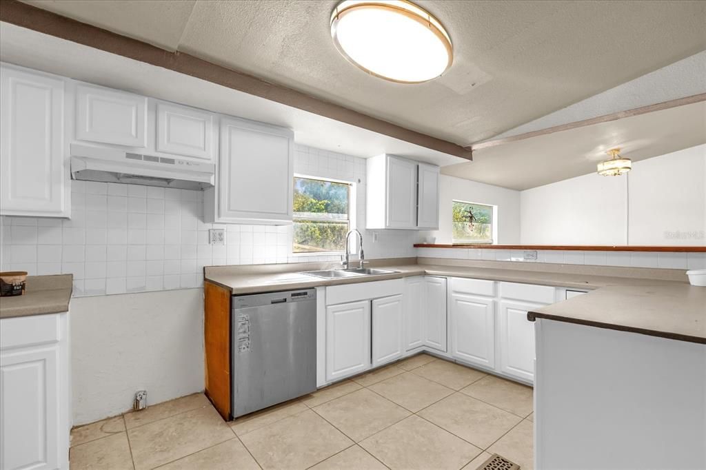 For Sale: $299,999 (3 beds, 2 baths, 1548 Square Feet)