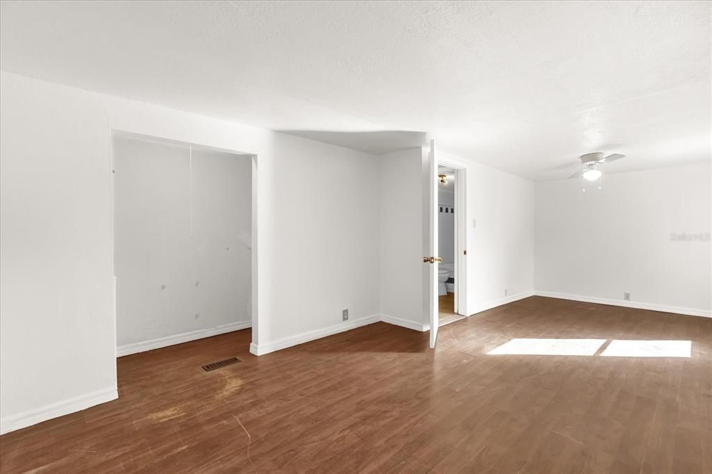 For Sale: $299,999 (3 beds, 2 baths, 1548 Square Feet)