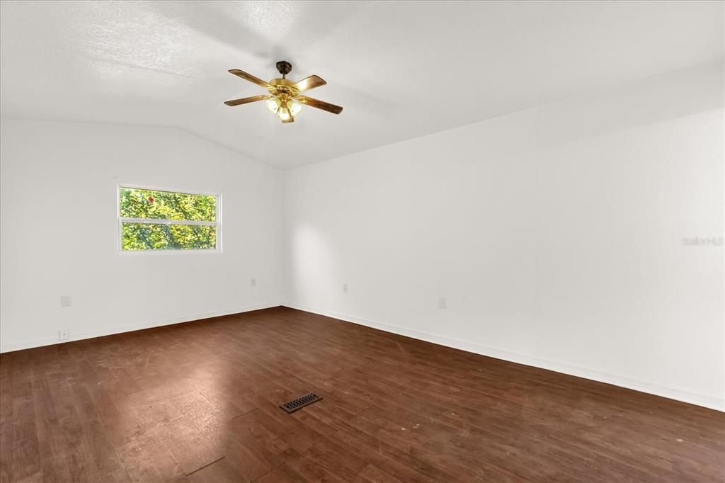 For Sale: $299,999 (3 beds, 2 baths, 1548 Square Feet)