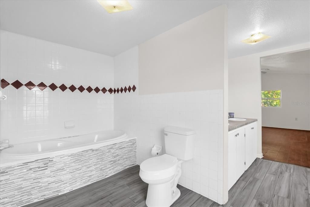 For Sale: $299,999 (3 beds, 2 baths, 1548 Square Feet)