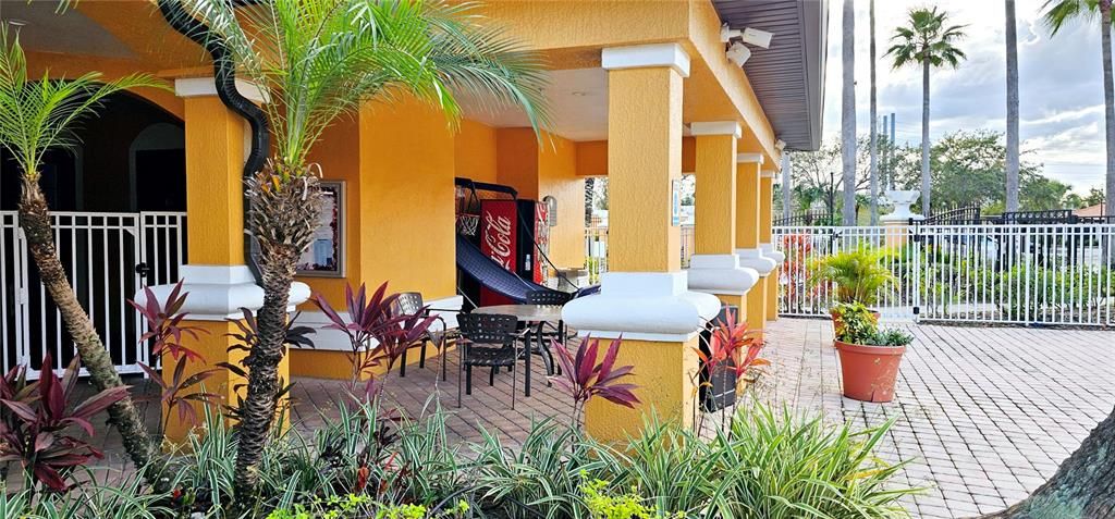 Activo con contrato: $1,990 (3 camas, 2 baños, 1231 Pies cuadrados)