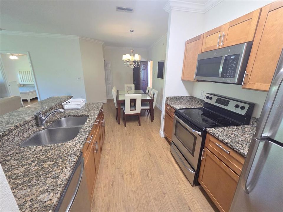 Activo con contrato: $1,990 (3 camas, 2 baños, 1231 Pies cuadrados)