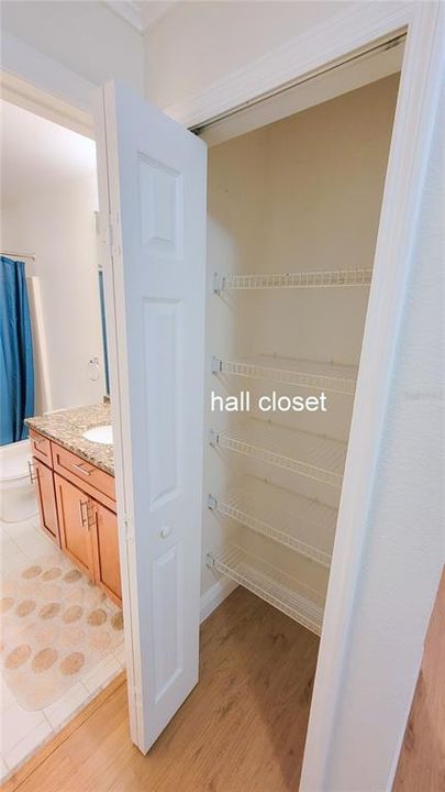 Activo con contrato: $1,990 (3 camas, 2 baños, 1231 Pies cuadrados)