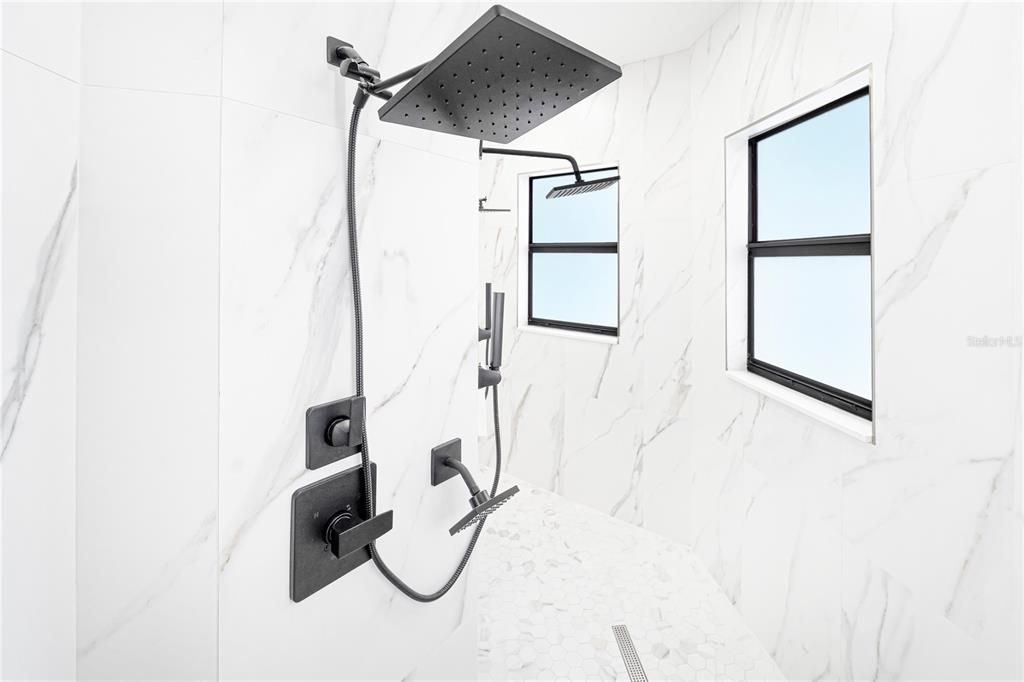 En Venta: $1,125,000 (4 camas, 3 baños, 3374 Pies cuadrados)