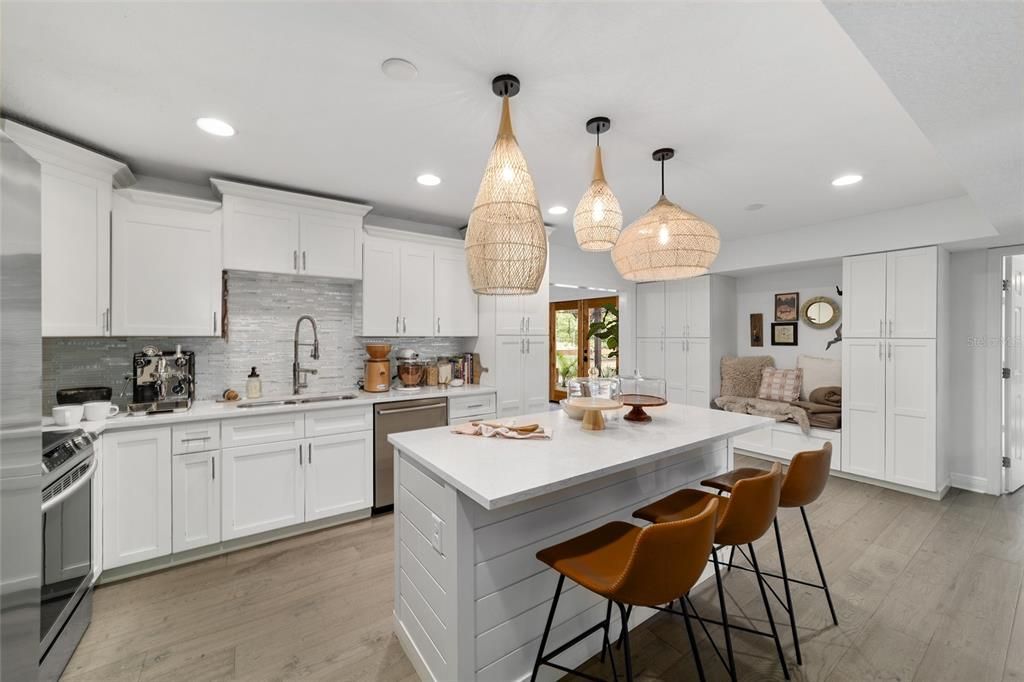 En Venta: $899,000 (5 camas, 3 baños, 2822 Pies cuadrados)