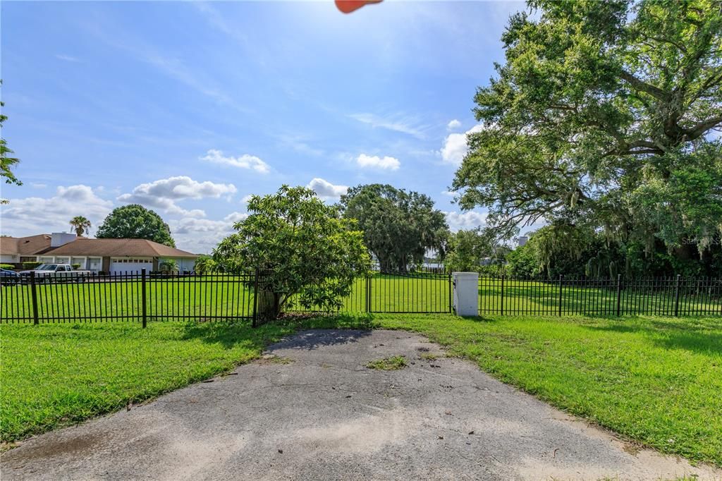 На продажу: $440,000 (1.88 acres)