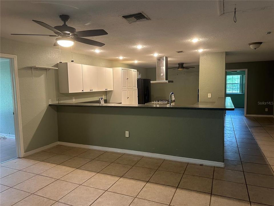 合同活跃: $323,000 (5 贝兹, 2 浴室, 2312 平方英尺)