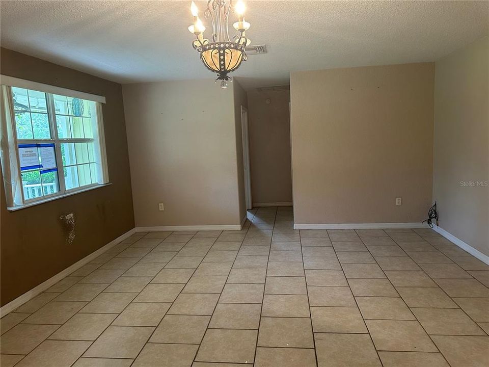 合同活跃: $323,000 (5 贝兹, 2 浴室, 2312 平方英尺)