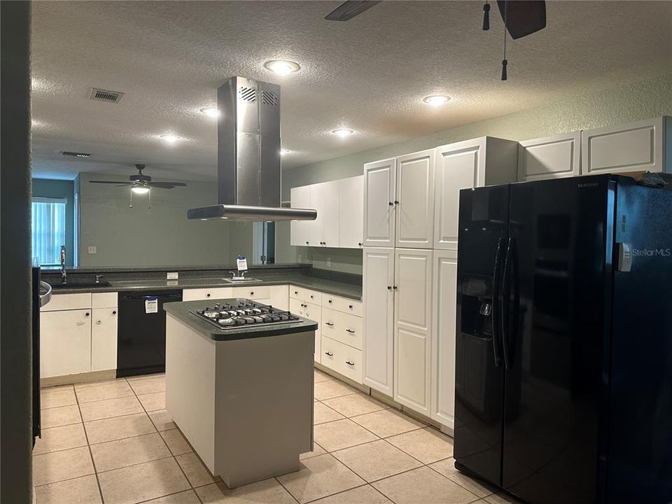 合同活跃: $323,000 (5 贝兹, 2 浴室, 2312 平方英尺)