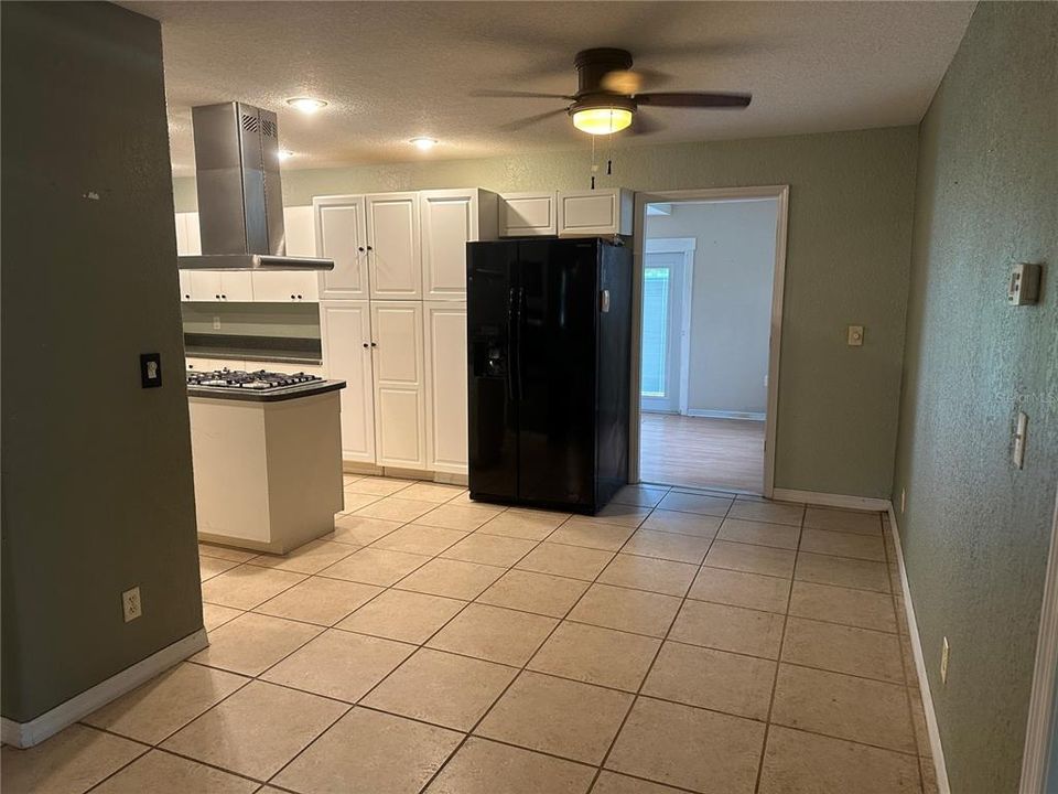 合同活跃: $323,000 (5 贝兹, 2 浴室, 2312 平方英尺)