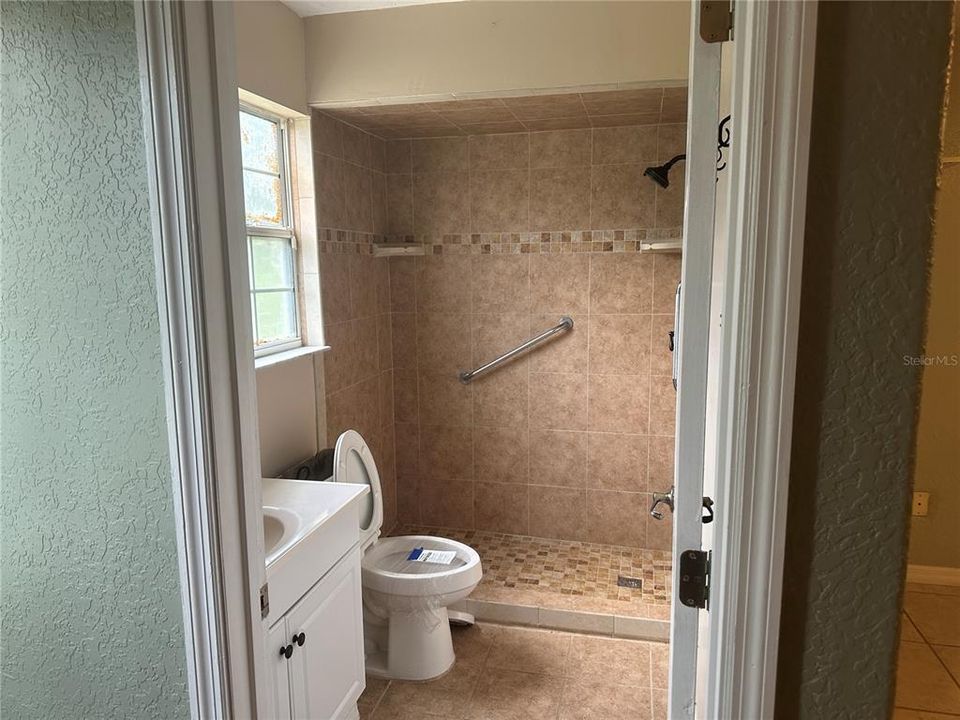 合同活跃: $323,000 (5 贝兹, 2 浴室, 2312 平方英尺)