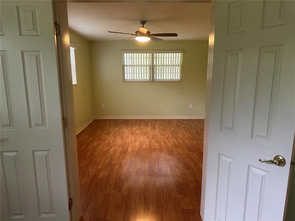 合同活跃: $323,000 (5 贝兹, 2 浴室, 2312 平方英尺)