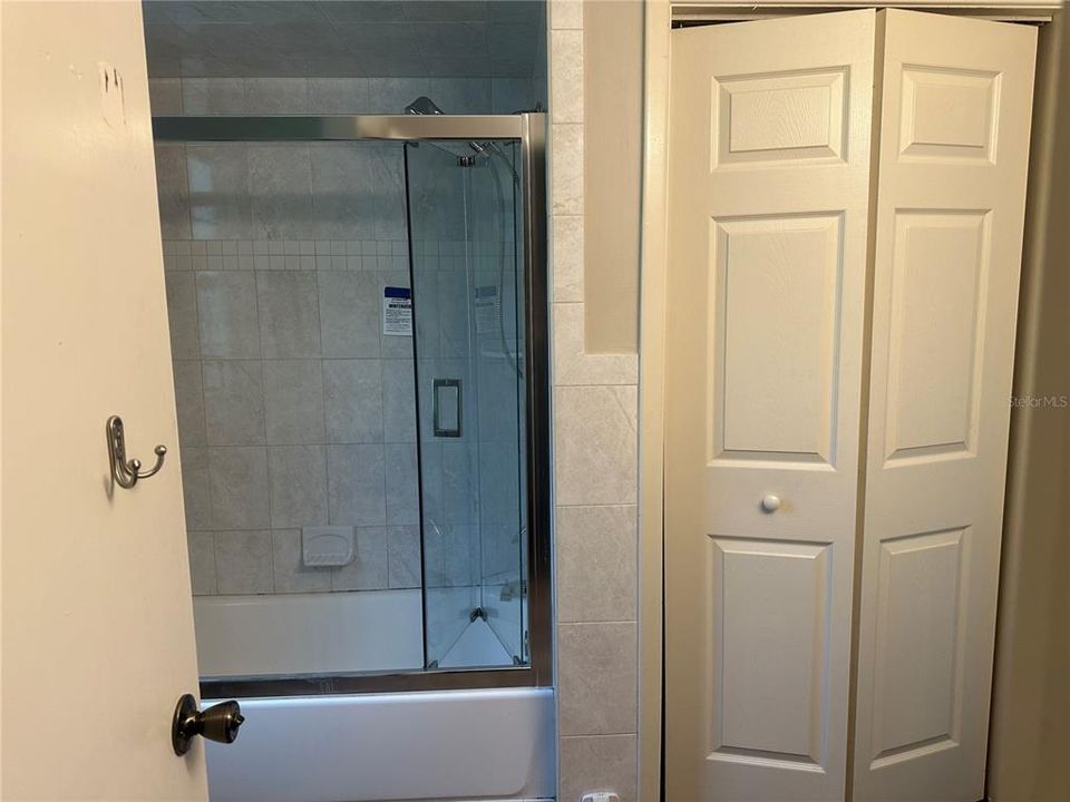 合同活跃: $323,000 (5 贝兹, 2 浴室, 2312 平方英尺)