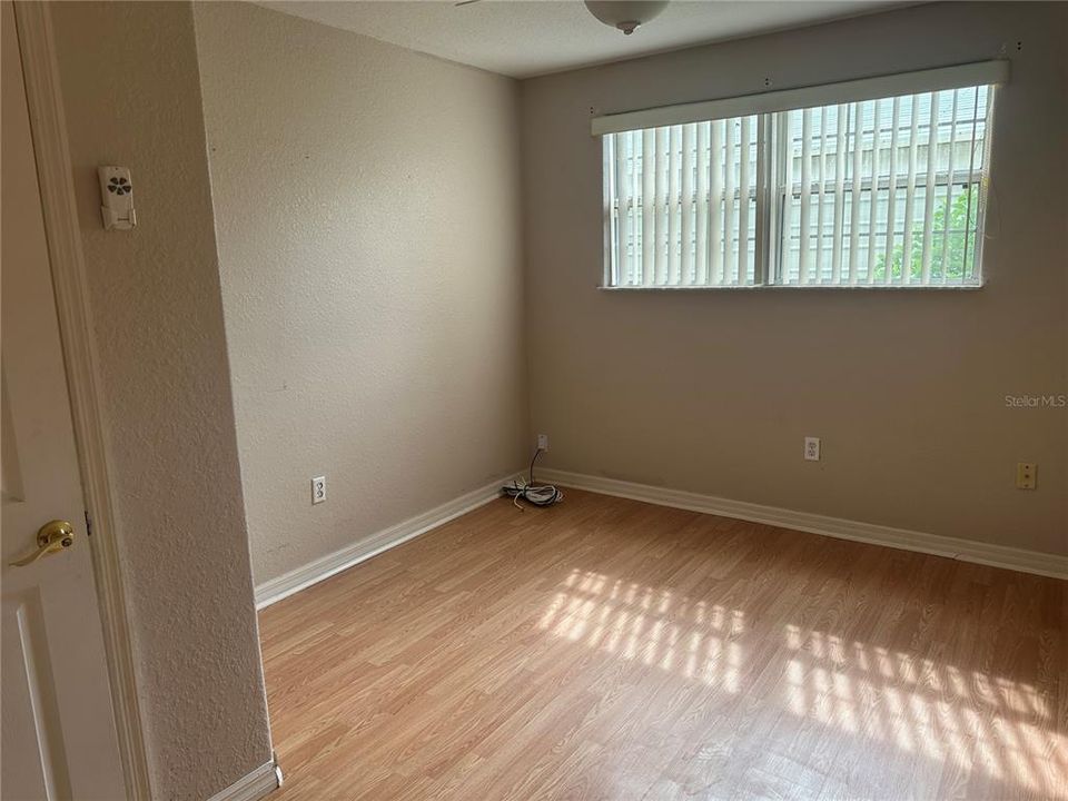 合同活跃: $323,000 (5 贝兹, 2 浴室, 2312 平方英尺)