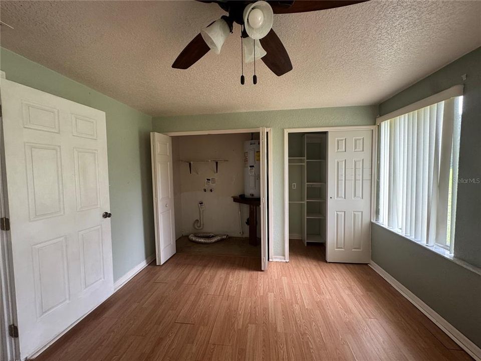 合同活跃: $323,000 (5 贝兹, 2 浴室, 2312 平方英尺)