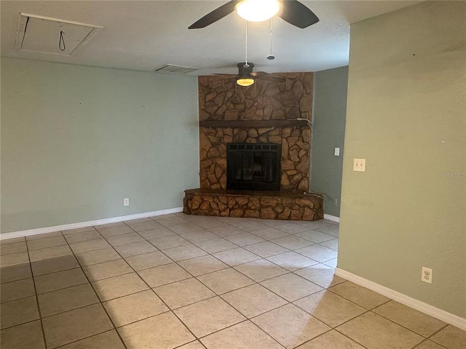 合同活跃: $323,000 (5 贝兹, 2 浴室, 2312 平方英尺)