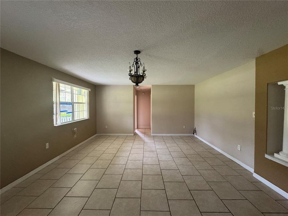 合同活跃: $323,000 (5 贝兹, 2 浴室, 2312 平方英尺)