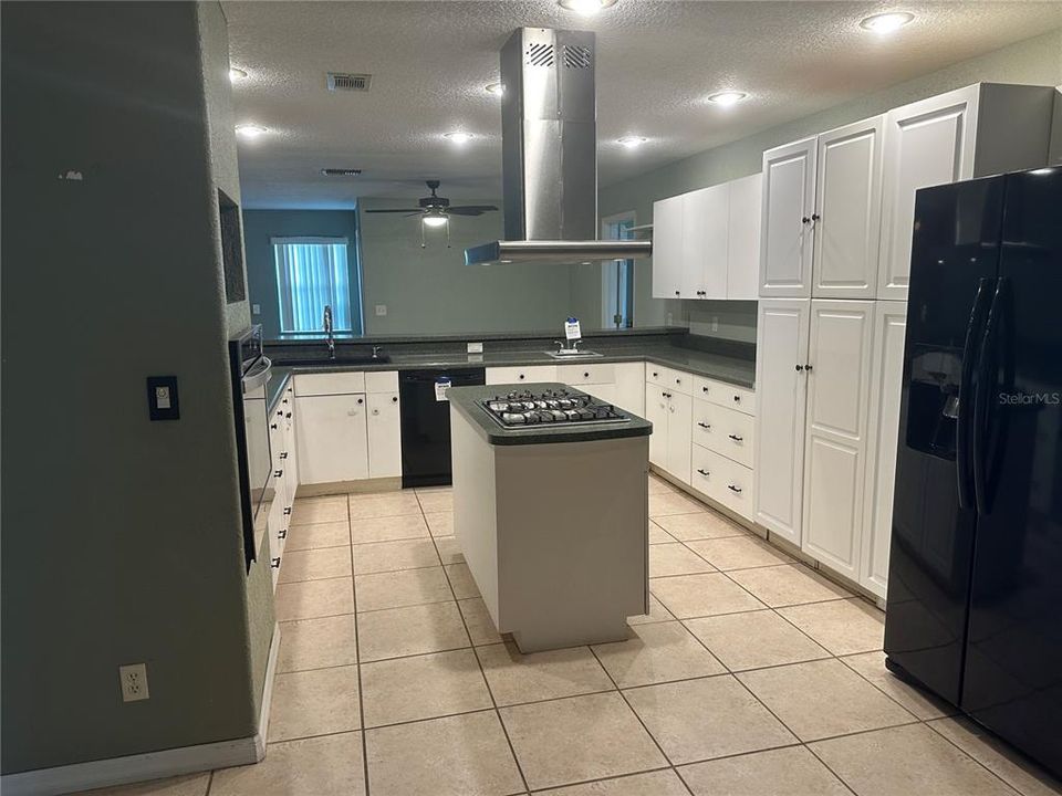 合同活跃: $323,000 (5 贝兹, 2 浴室, 2312 平方英尺)