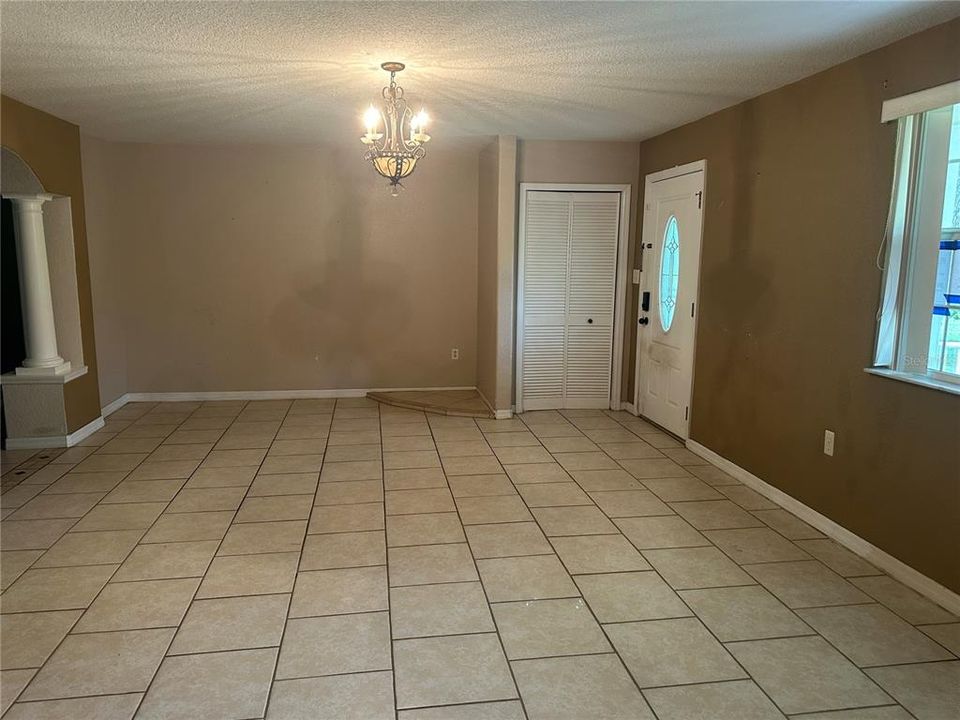 合同活跃: $323,000 (5 贝兹, 2 浴室, 2312 平方英尺)