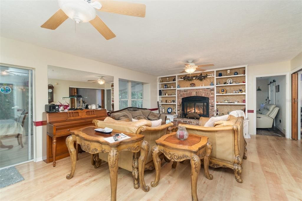 待售: $999,999 (4 贝兹, 3 浴室, 4099 平方英尺)