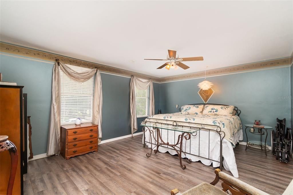 待售: $999,999 (4 贝兹, 3 浴室, 4099 平方英尺)