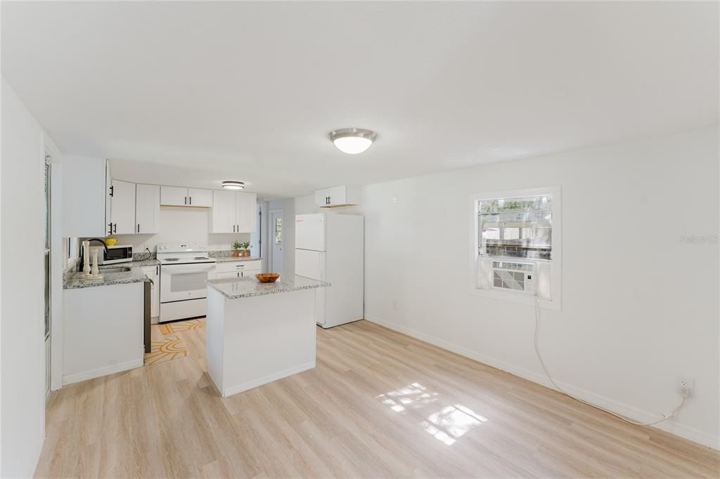 На продажу: $84,950 (2 спален, 1 ванн, 576 Квадратных фут)