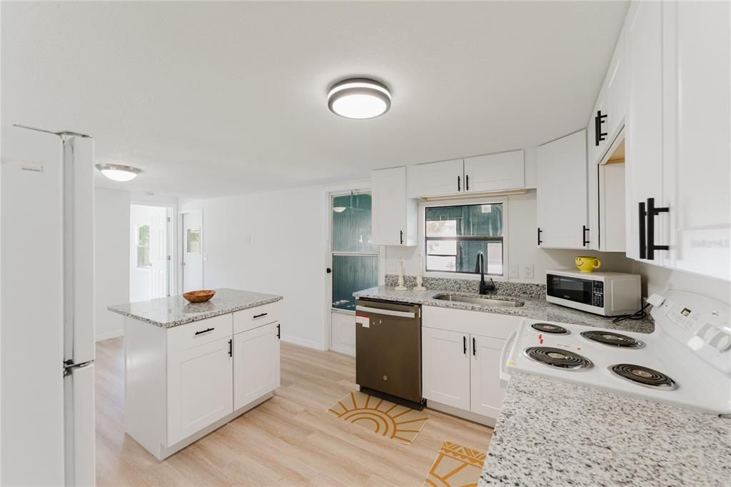 На продажу: $84,950 (2 спален, 1 ванн, 576 Квадратных фут)