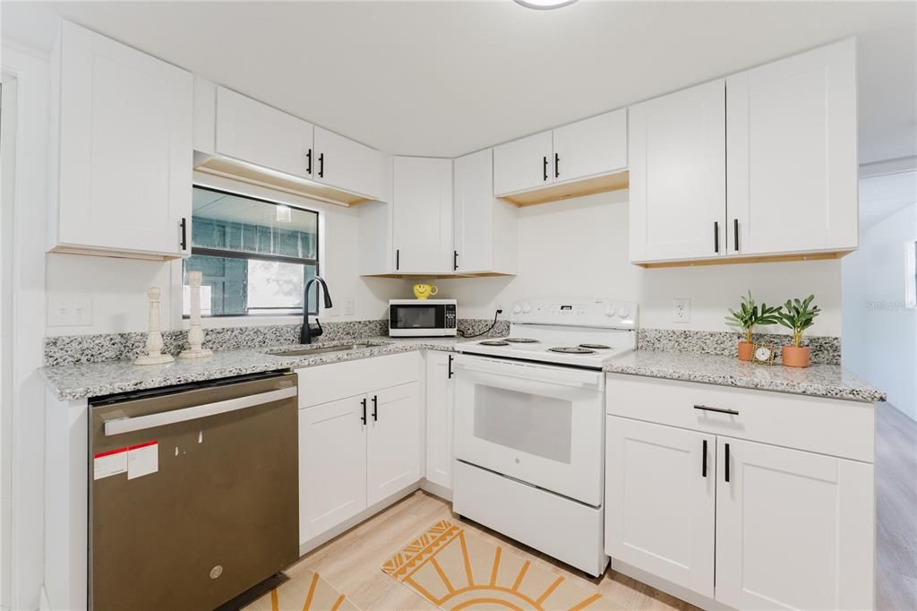 На продажу: $84,950 (2 спален, 1 ванн, 576 Квадратных фут)