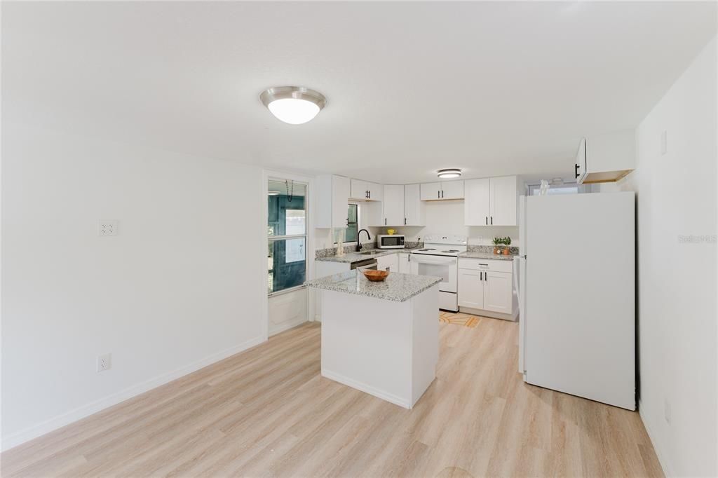 На продажу: $84,950 (2 спален, 1 ванн, 576 Квадратных фут)