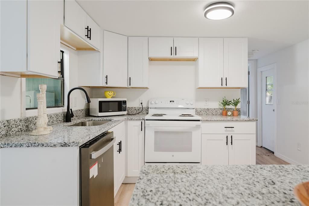 На продажу: $84,950 (2 спален, 1 ванн, 576 Квадратных фут)