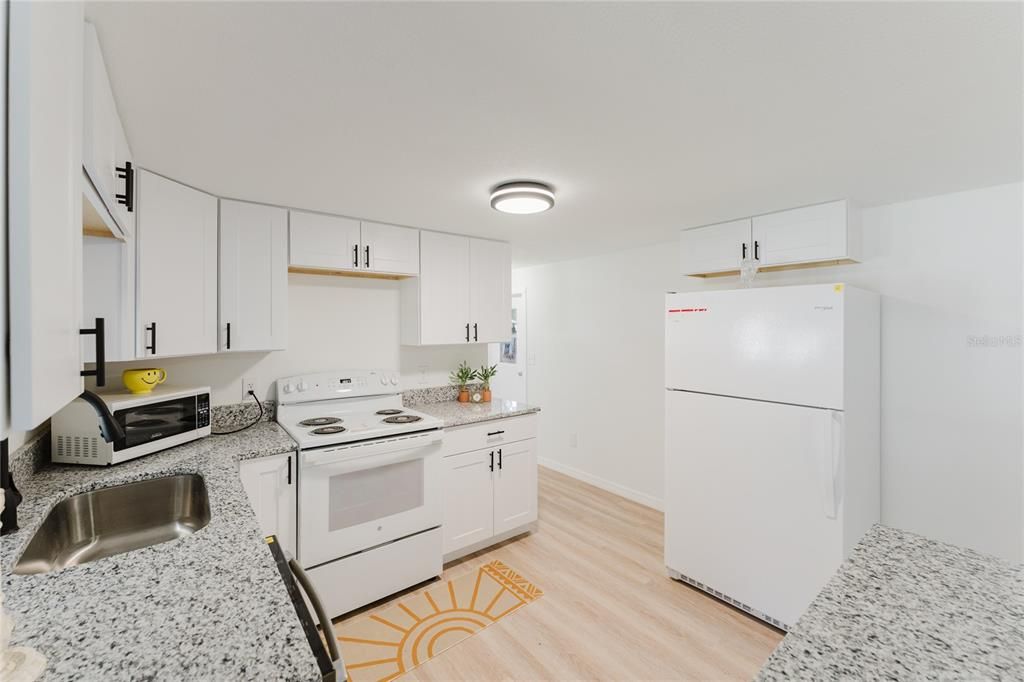 На продажу: $84,950 (2 спален, 1 ванн, 576 Квадратных фут)