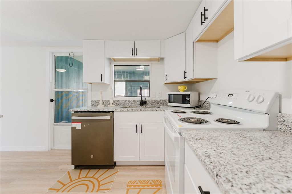 На продажу: $84,950 (2 спален, 1 ванн, 576 Квадратных фут)