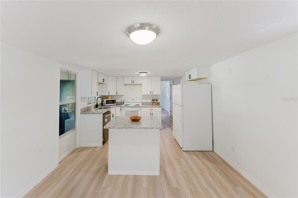 На продажу: $84,950 (2 спален, 1 ванн, 576 Квадратных фут)