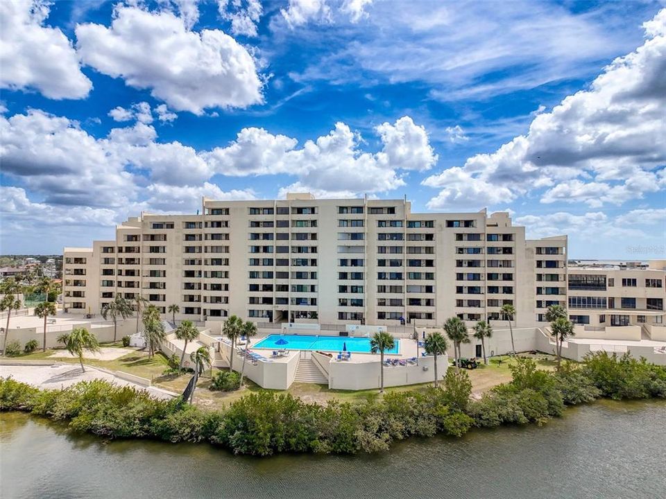 For Sale: $214,900 (1 beds, 1 baths, 733 Square Feet)