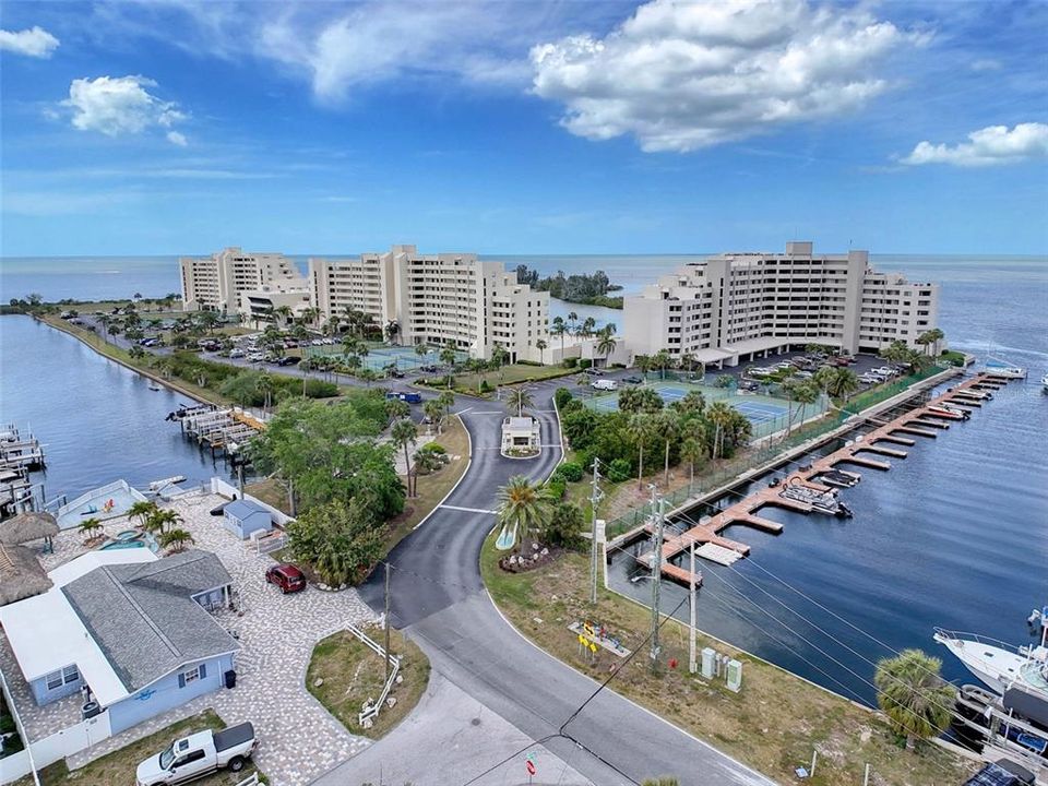 For Sale: $214,900 (1 beds, 1 baths, 733 Square Feet)