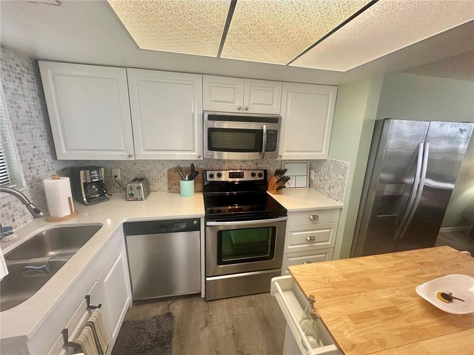 For Sale: $214,900 (1 beds, 1 baths, 733 Square Feet)