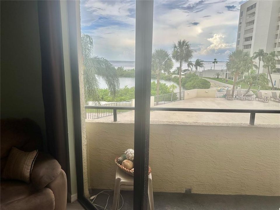 For Sale: $214,900 (1 beds, 1 baths, 733 Square Feet)