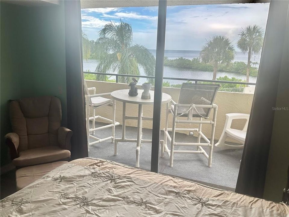 For Sale: $214,900 (1 beds, 1 baths, 733 Square Feet)