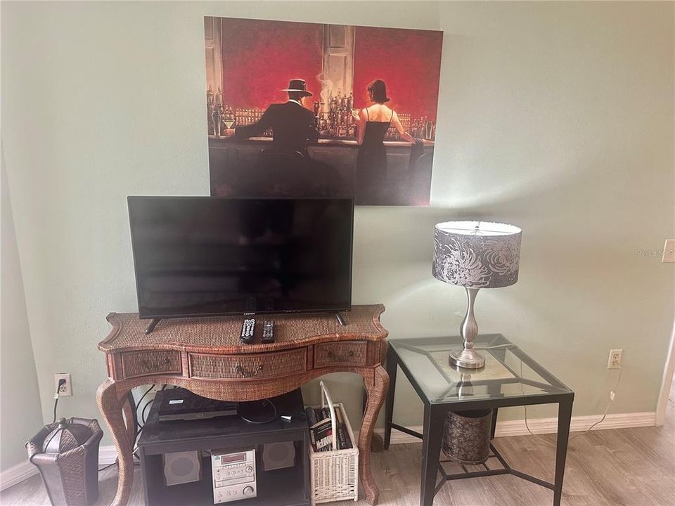 For Sale: $214,900 (1 beds, 1 baths, 733 Square Feet)