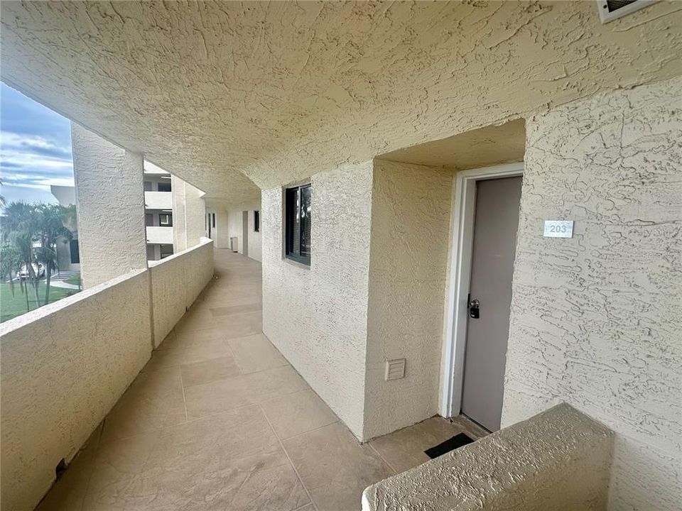 For Sale: $214,900 (1 beds, 1 baths, 733 Square Feet)