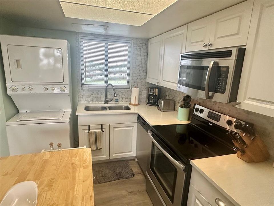 For Sale: $214,900 (1 beds, 1 baths, 733 Square Feet)