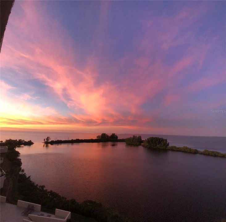 For Sale: $214,900 (1 beds, 1 baths, 733 Square Feet)