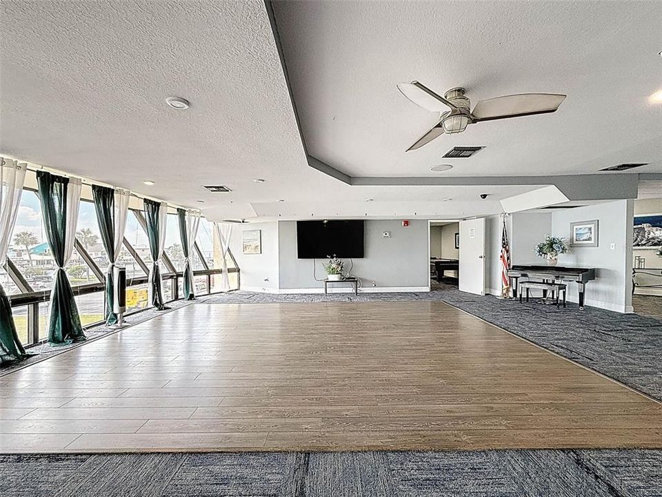 For Sale: $214,900 (1 beds, 1 baths, 733 Square Feet)